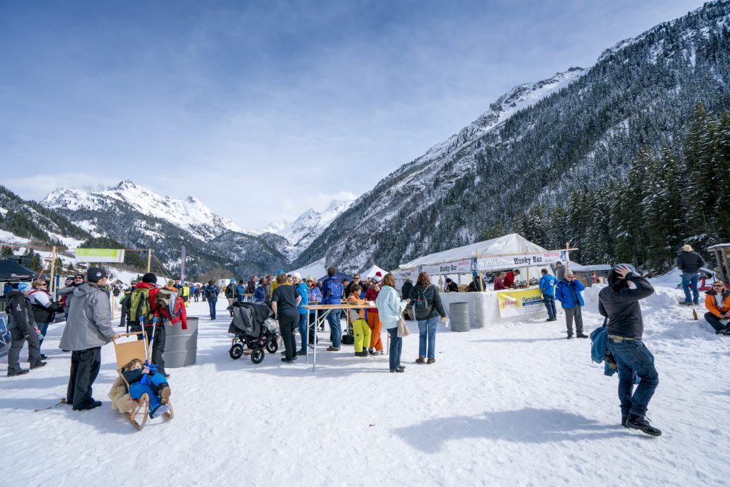 Husky Bar Raiffeisen Husky Bar am Schlittenhunderennen Gadmen